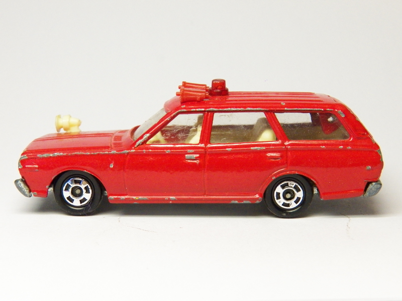 Nissan Cedric Wagon Fire dept Edition by Tomica. Remarkably with all sirens and whatnot intact. Sweeeeeet.